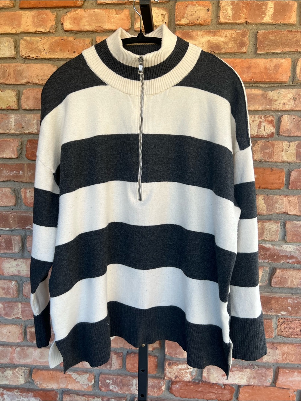 Blu Pepper Black & White Striped Zip-Up Sweater size L